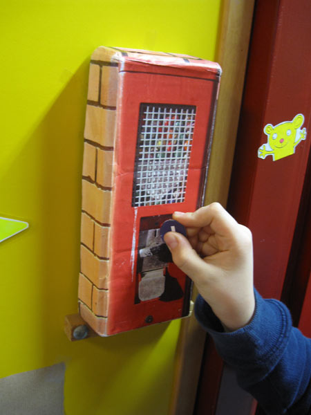 Der kleine Kaugummiautomat bei Mini Wiesbaden 2011 ...auf dem Gräselberg . 2011.10 